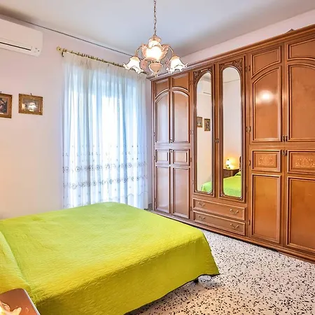 With 4 Bedrooms In *