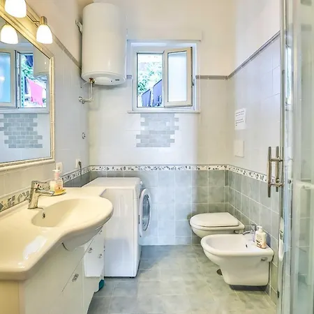 With 4 Bedrooms In Daire