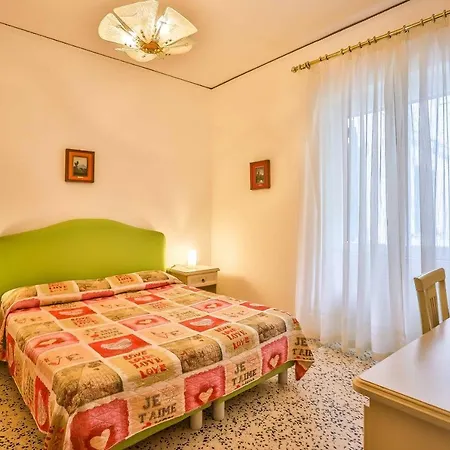 With 4 Bedrooms In *