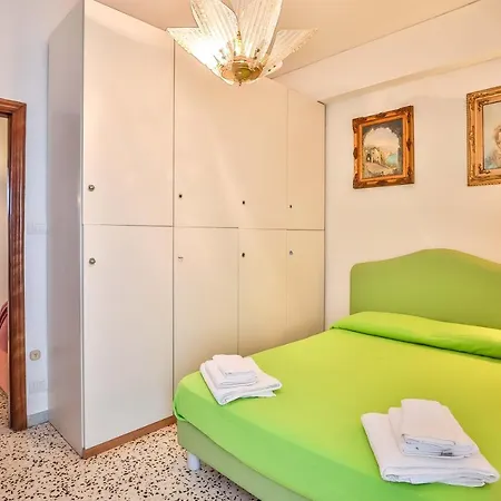 With 4 Bedrooms In Daire