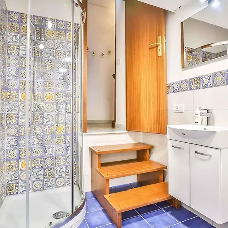 With 4 Bedrooms In Daire