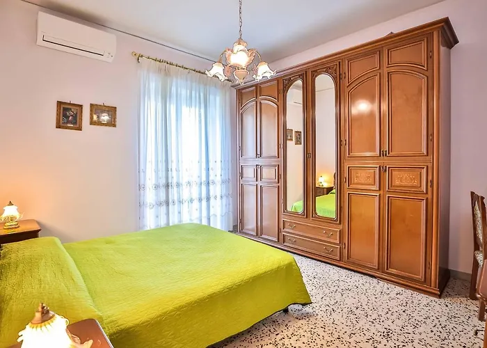 With 4 Bedrooms In *