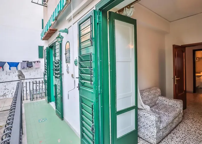 With 4 Bedrooms In *