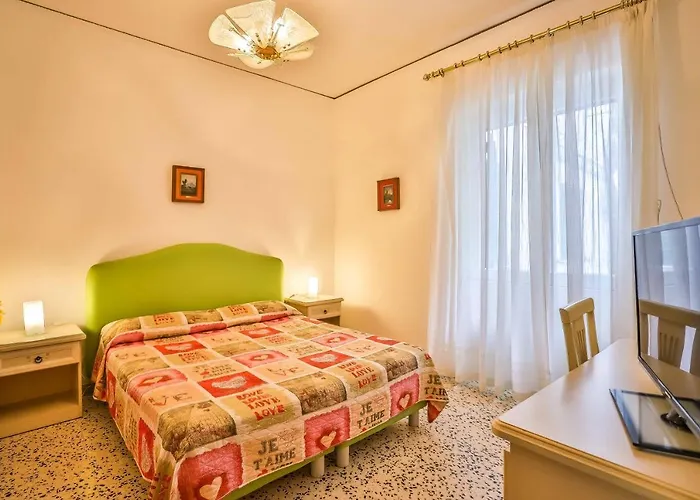 With 4 Bedrooms In *