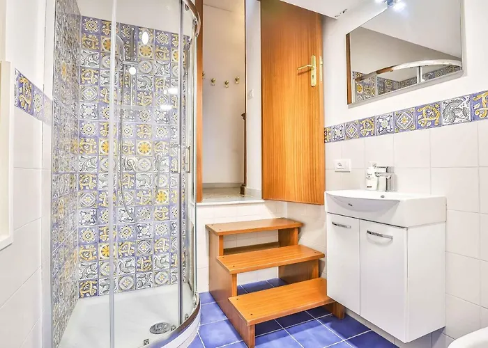 With 4 Bedrooms In Appartement