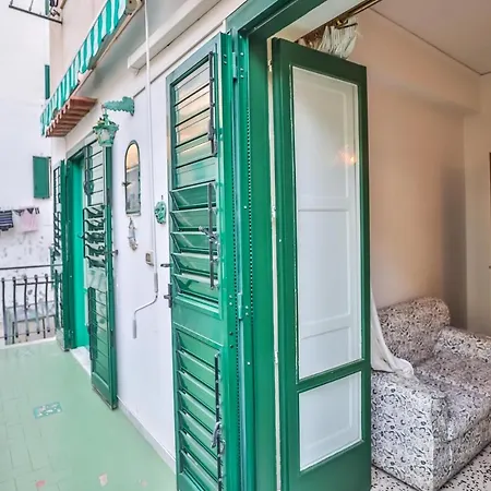 With 4 Bedrooms In *