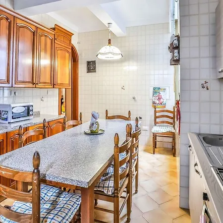 With 4 Bedrooms In Амальфі