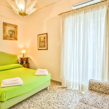 With 4 Bedrooms In Амальфі